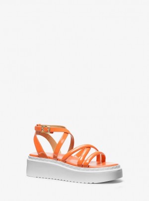 Michael Kors Issa Faux Patent Leather Flatform Sandal Sandalen Damen Aprikose | WZ1675304